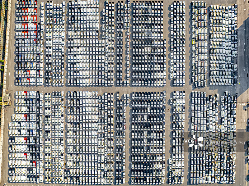 大型港口新车出口码头鸟瞰：汽车仓储与业务物流图片素材