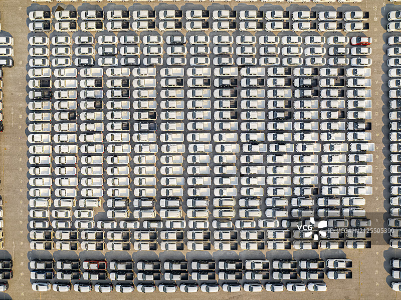 大型港口新车出口码头鸟瞰：汽车仓储与业务物流图片素材