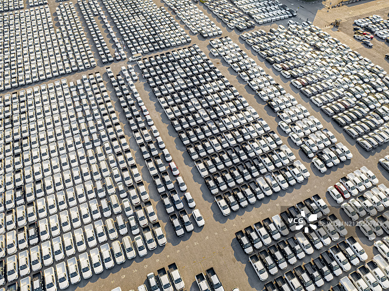 新车出口码头，大型港口停车场上的新车存储，商业和物流图片素材