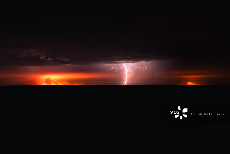 澳大利亚内陆的闪电与野火图片素材