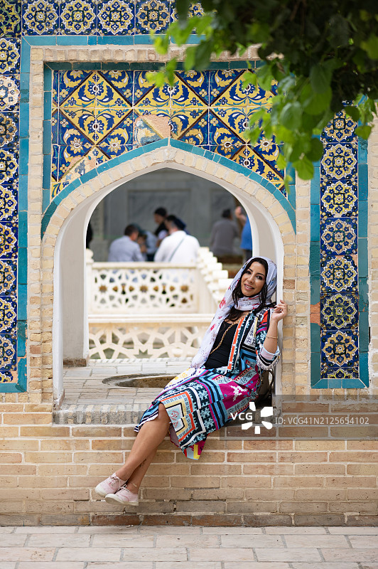 在乌兹别克斯坦布哈拉的纳克什班迪陵墓群旁摆姿势的女士图片素材