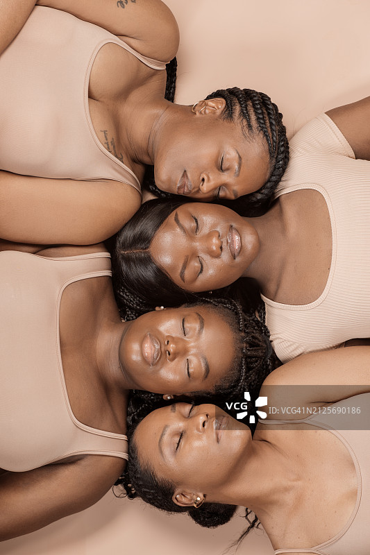 四位美丽的黑人成年女性在工作室拍摄身体积极的照片图片素材