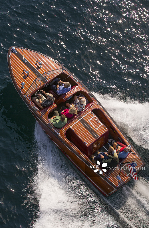 华盛顿州奇兰湖上的木船比赛与情侣图片素材