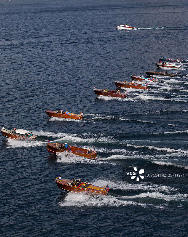 华盛顿州奇兰湖上家庭木船赛图片素材
