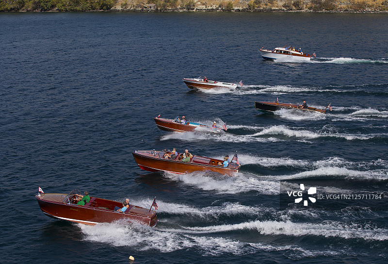 华盛顿州奇兰湖上家庭木船赛图片素材