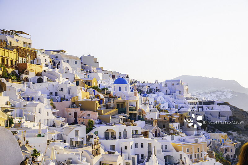希腊圣托里尼岛伊亚镇的迷人城市景观图片素材