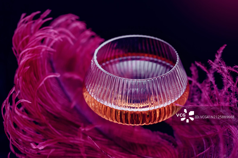 浪漫的酒杯羽毛贺卡图片素材