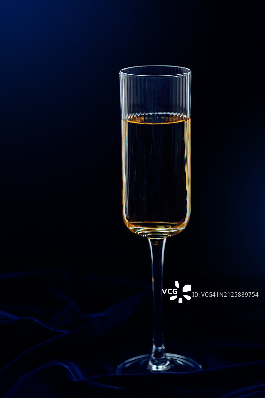 酒杯在深丝绒面料上的浪漫贺卡图片素材