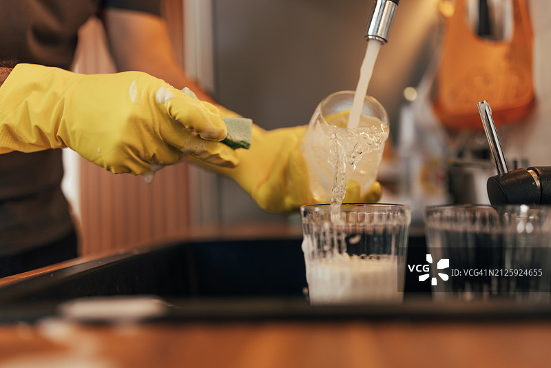 将牛奶倒入玻璃杯中特写图片素材