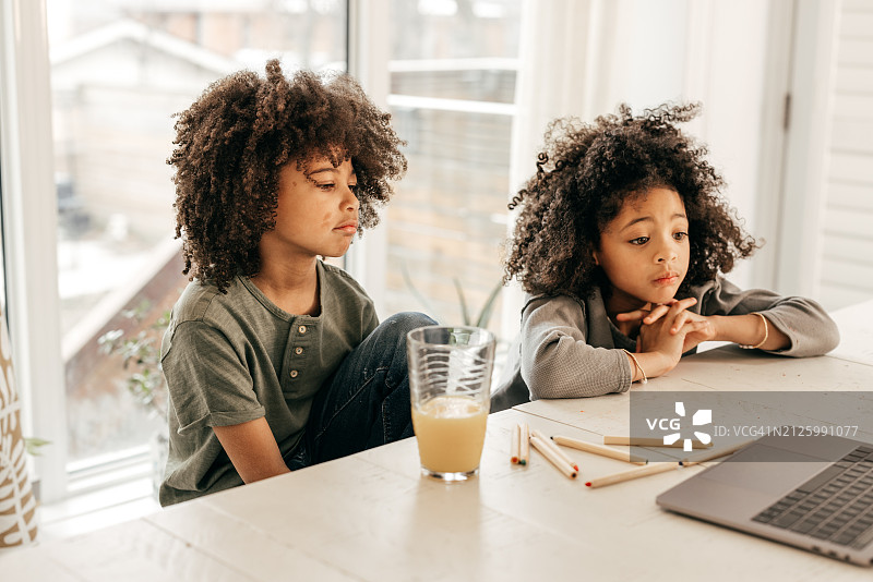 弥合教育差距：在线学习对年轻学生的力量图片素材
