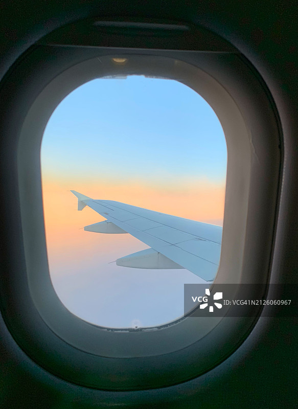 飞机舷窗视角：南非至埃及航班上的夕阳图片素材