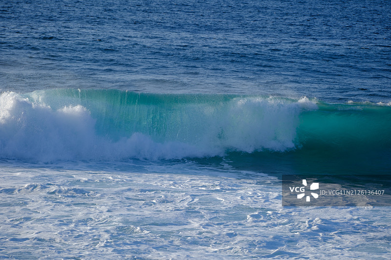 自然的力量：海浪图片素材