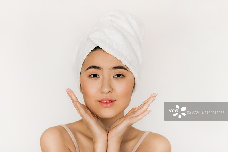 年轻亚洲女性头部裹着毛巾，肌肤清新图片素材