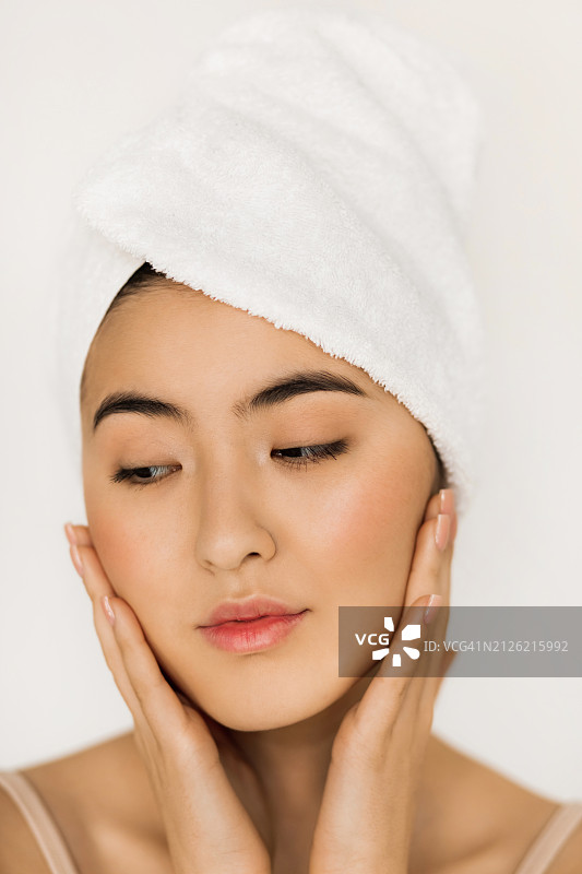 年轻亚洲女性头部裹着毛巾，肌肤清新图片素材