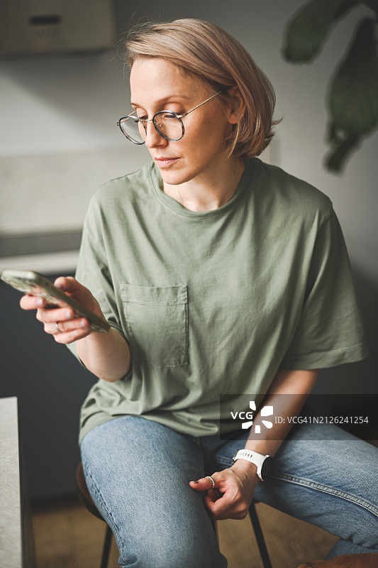 女人使用手机图片素材