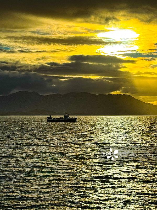 午后金色阳光下的渔船图片素材