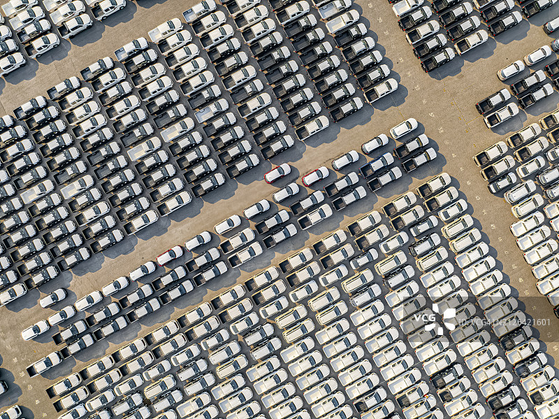 大型港口新车出口码头鸟瞰：汽车仓储与业务物流图片素材