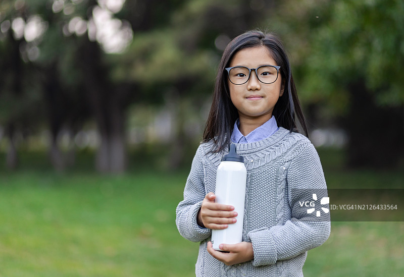 手持饮料的小女孩图片素材