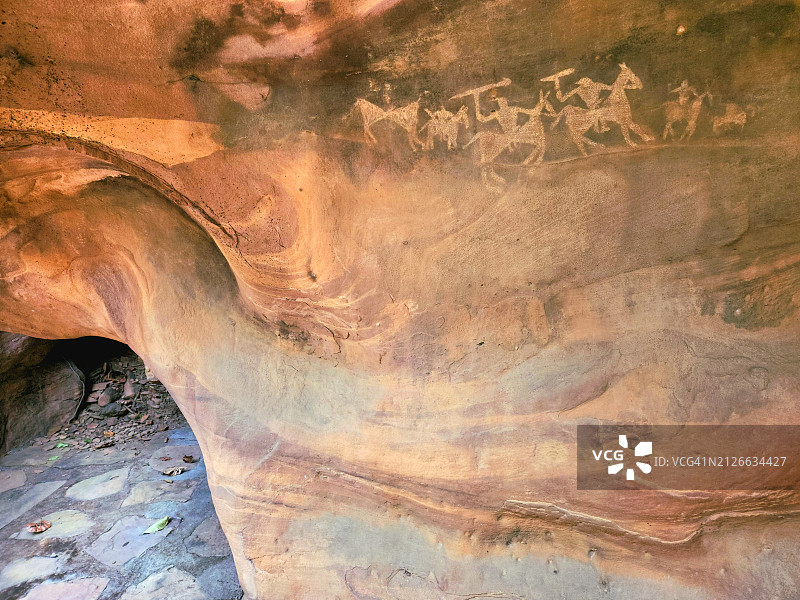 石窟壁上的古代战争艺术图片素材