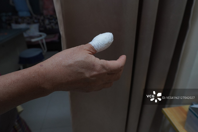 拇指上的小创可贴图片素材