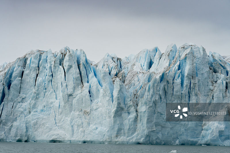 格陵兰岛，蒂姆斯冰川的冰川和裂缝图片素材
