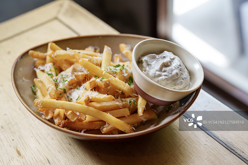 炸薯条配帕尔马干酪和松露蛋黄酱图片素材