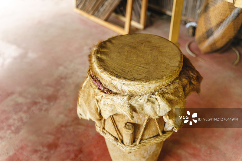 土著旅游度假村中的定音鼓特写图片素材