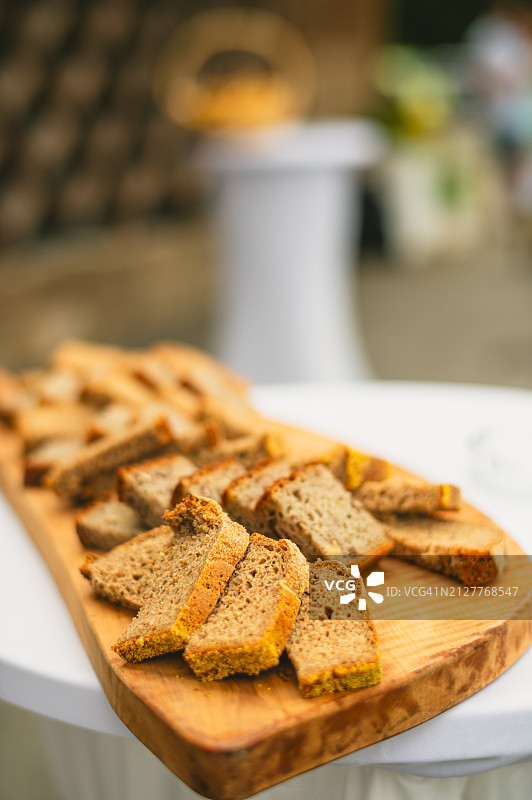 木板上的各种面包片图片素材