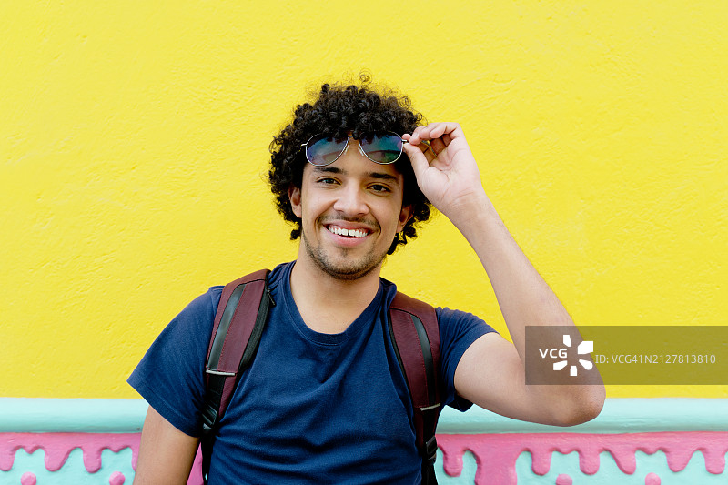 在瓜塔佩彩色城市旅行的西班牙裔男子肖像图片素材