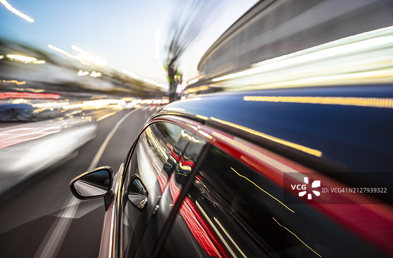汽车在城市街道上快速行驶图片素材