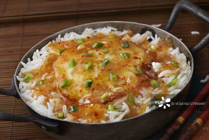 网红中式糖醋荷包蛋盖饭图片素材