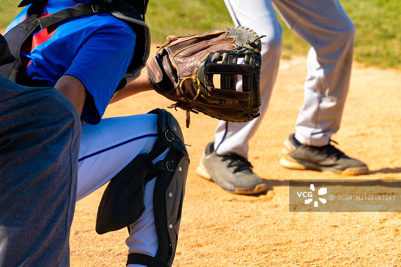 配备击球手的青年棒球捕手图片素材