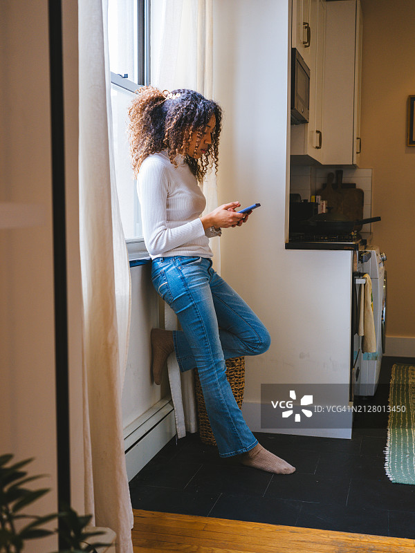 精通互联网的年轻人图片素材