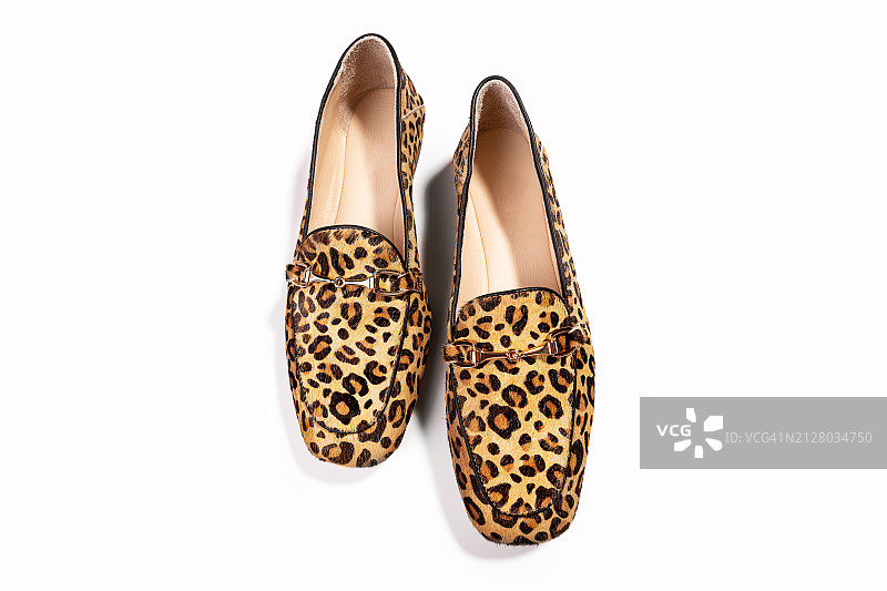 女士时尚潮流服饰：米黑色豹纹乐福鞋图片素材