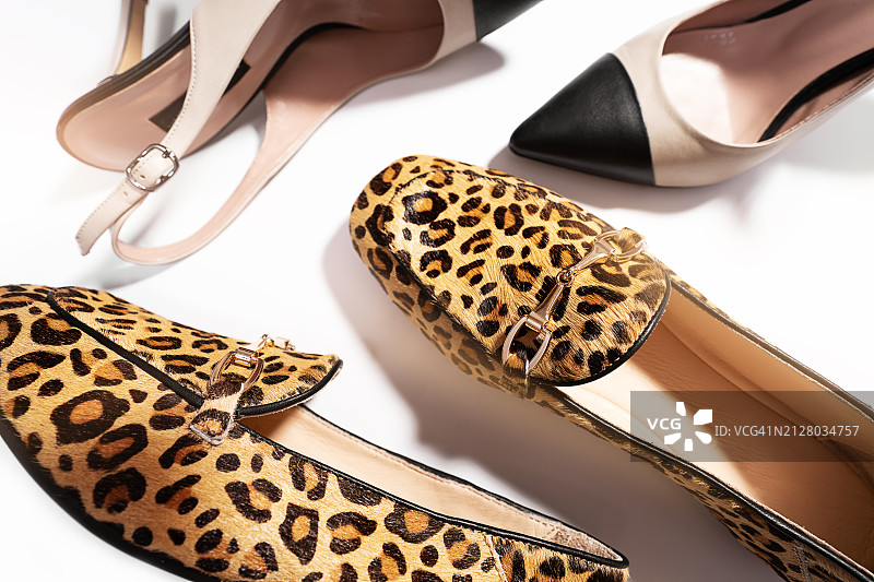 时尚女装系列：米色和黑色豹纹乐福鞋及高跟鞋图片素材