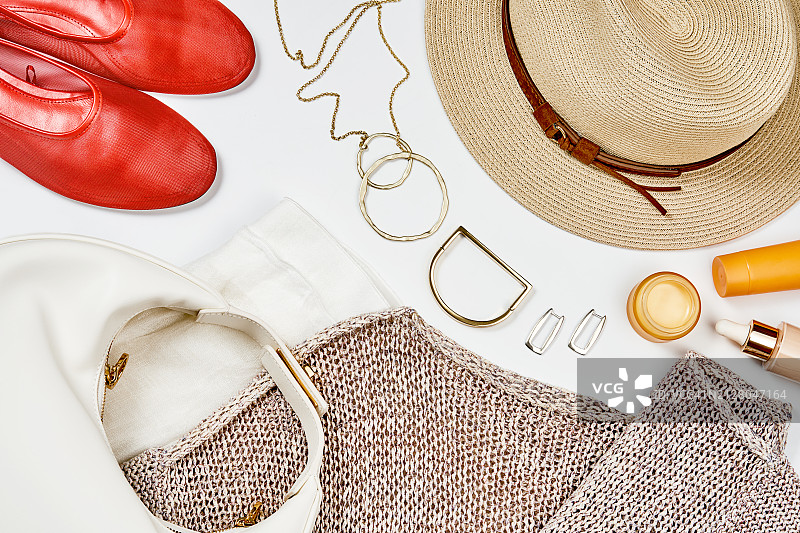 潮流时装系列：女士服装及彩妆产品，白色、红色、米色图片素材