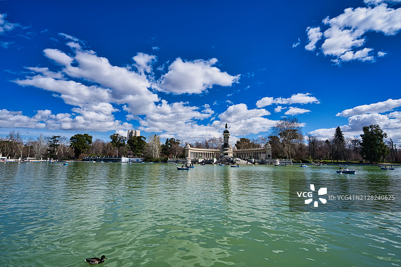 西班牙马德里丽池公园图片素材