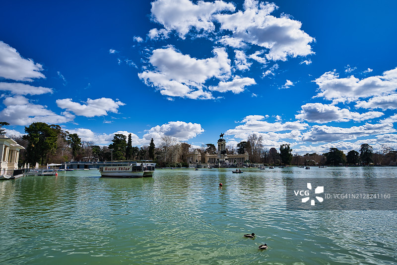 西班牙马德里丽池公园图片素材