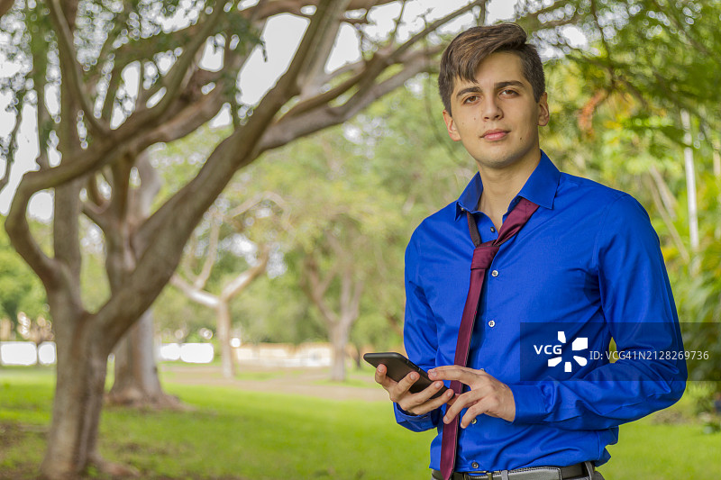 千禧一代和Z世代的年轻男商人、股票交易员/房地产经纪人肖像图片素材