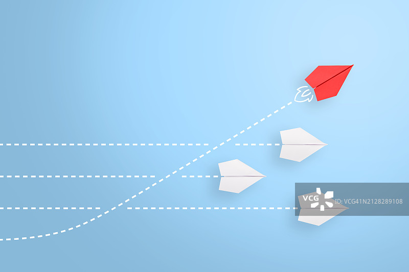 红色纸飞机引领白色飞机：概念变化图片素材