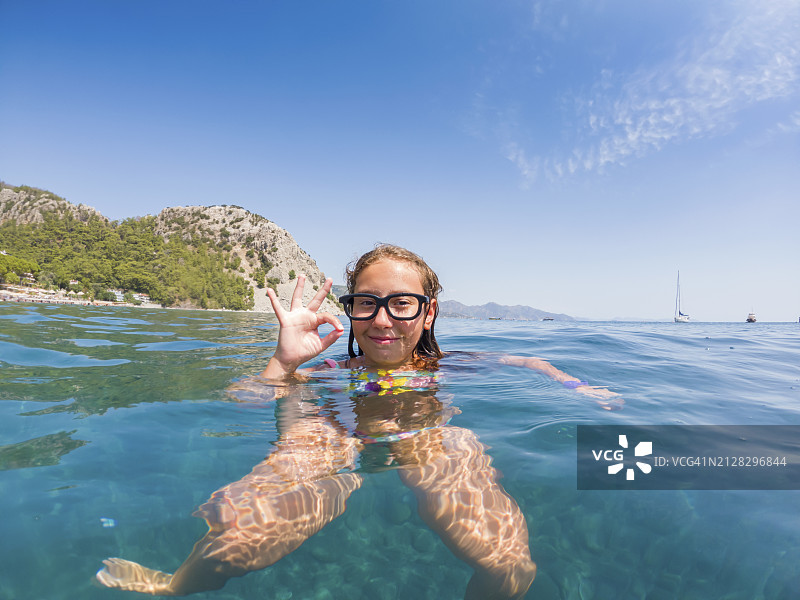 戴眼镜在海里的小女孩图片素材