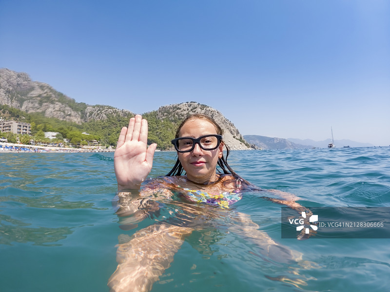 戴眼镜在海里的小女孩图片素材