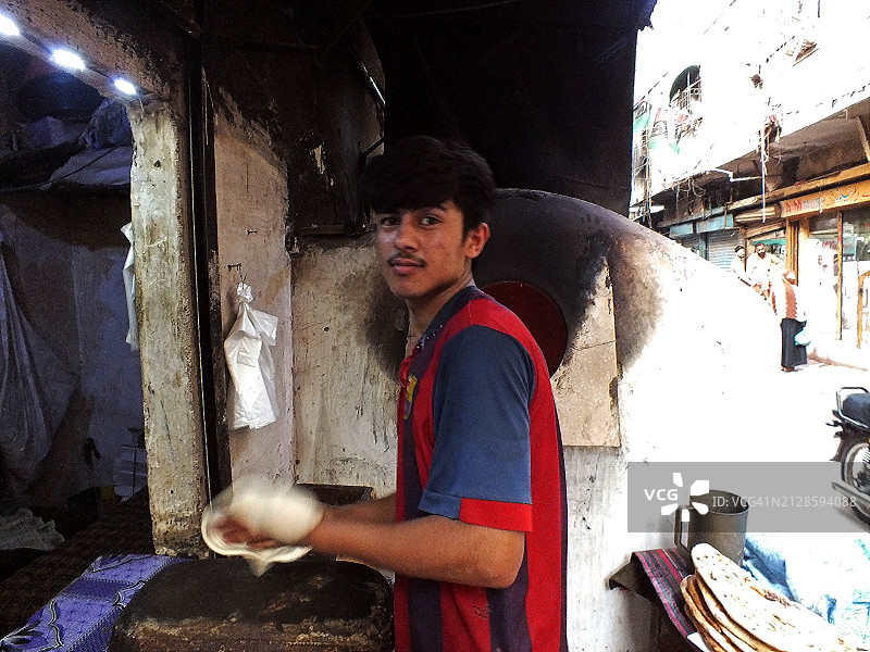 食品店烤制的印度烤饼图片素材