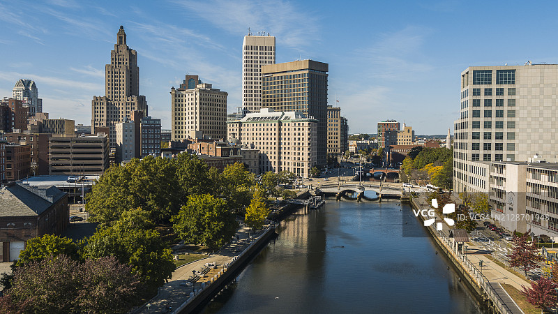 普罗维登斯市中心景观，远处是克劳福德街桥和学院街图片素材