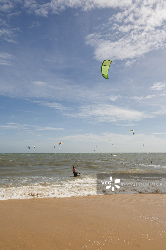 在越南玩风筝冲浪图片素材