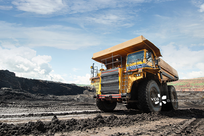 矿场煤炭装载卡车：能源生产和工业运营的重要机械图片素材