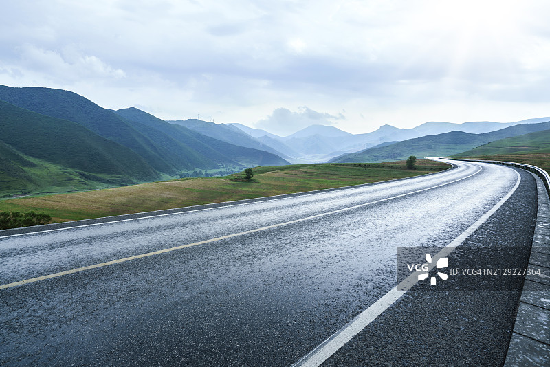 雨后的山路图片素材