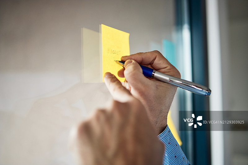 在透明白板上制定计划图片素材