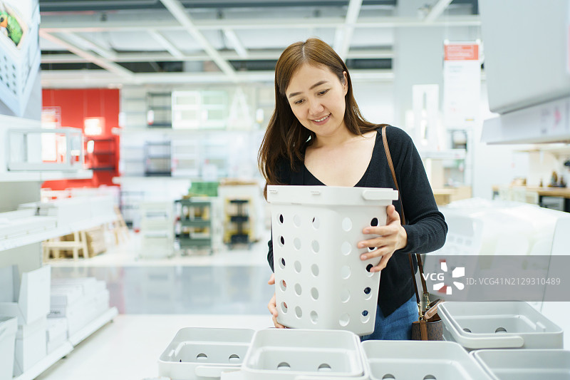 女人购买日用品图片素材