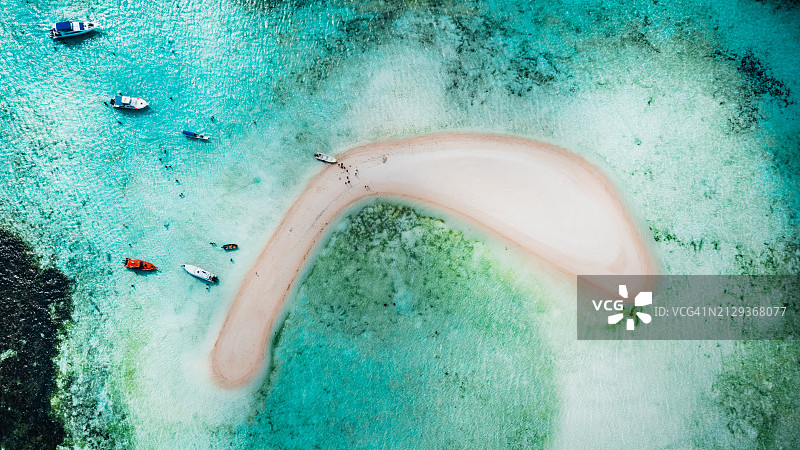 游客乘坐游船在印度尼西亚科莫多岛的塔卡马卡萨沙洲游览图片素材